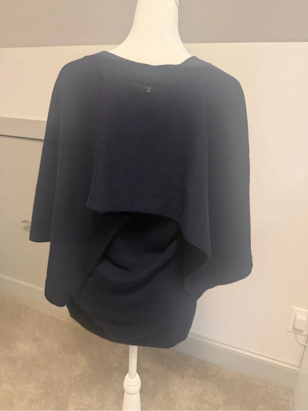 Chanel 100% Cashmere Navy Blue Cape Sleeve V-Neck Top Sweater Size 38 P42913